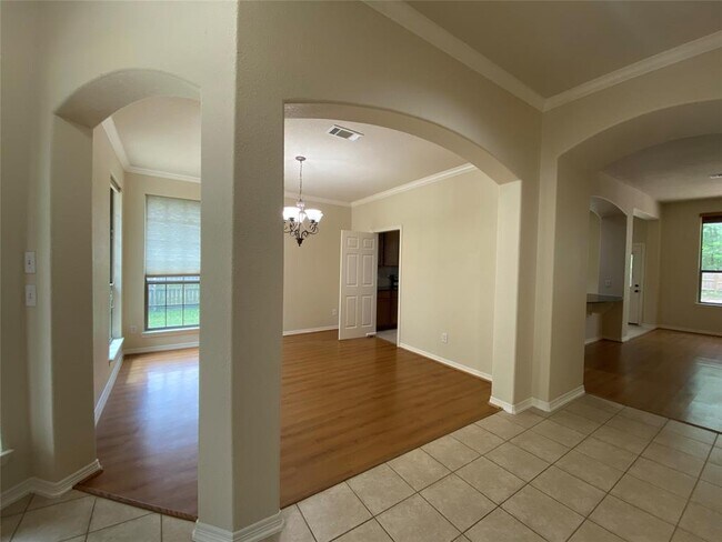 Building Photo - 6018 Sugar Bush Dr