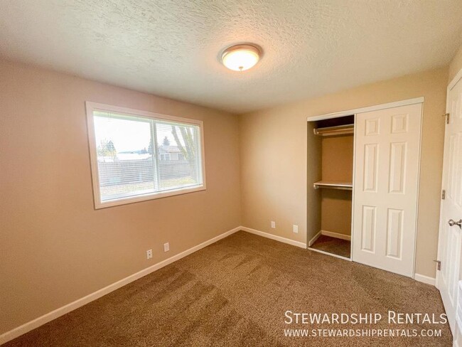 Building Photo - Newly rehabbed home in Springfield