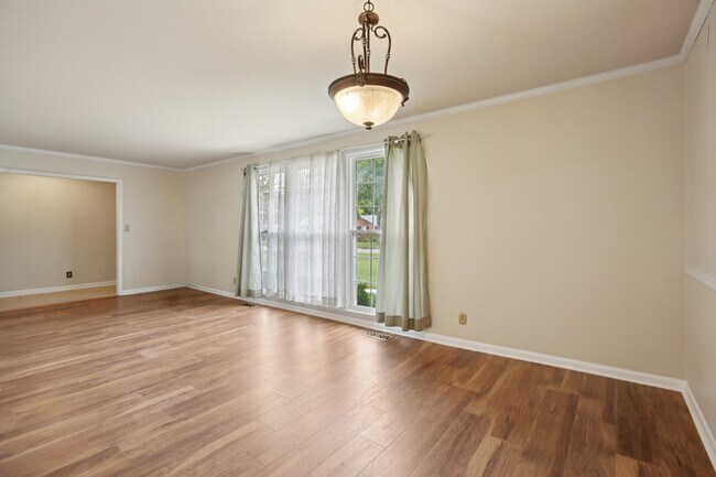 Building Photo - 8024 Regency Dr