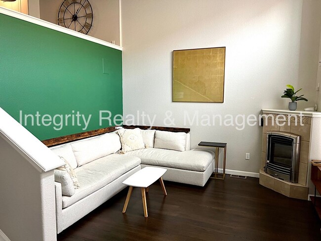 Building Photo - 4 Bed/4 Bath, 2,553 Sqft -1259 N Washingto...