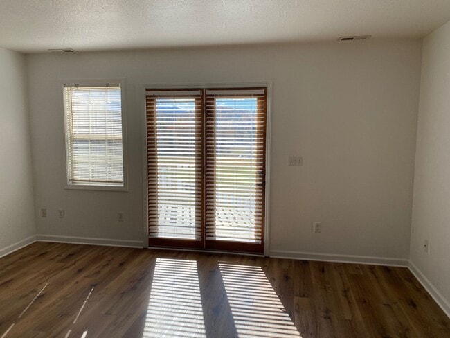 Building Photo - Candler - Two Bedroom updated apartment