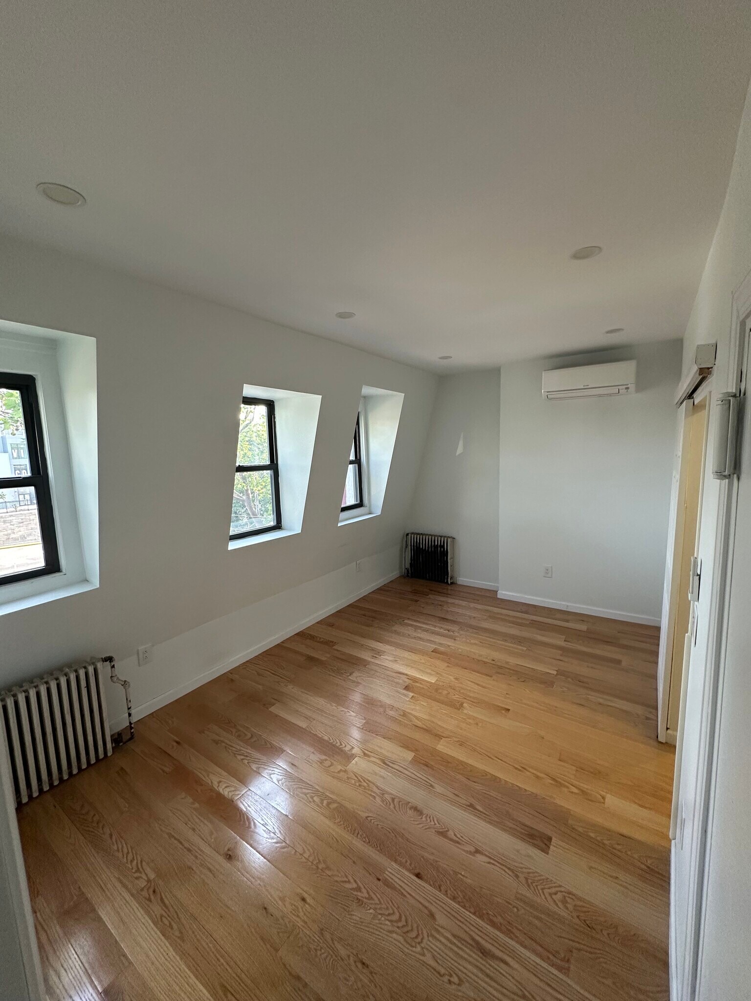 Building Photo - 10 -31 51st Avenue