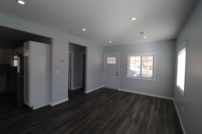 Building Photo - Complete remodel ready for rent!