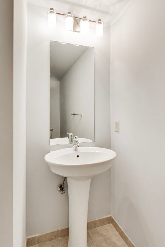 Building Photo - AMAZING LOCATION! This stunning 1 bedroom with DEN & 1.5bath