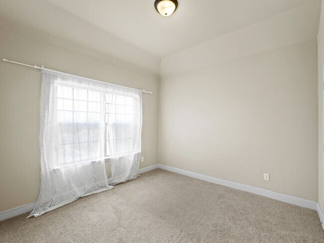 Building Photo - 5 Bedroom Single Family in Heartland