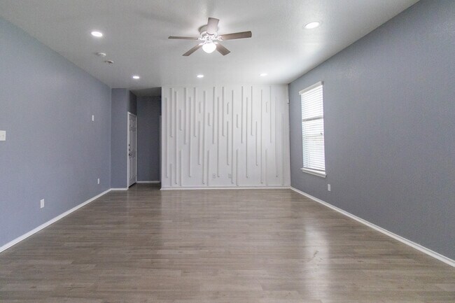 Building Photo - 6505 Clear Brook Dr