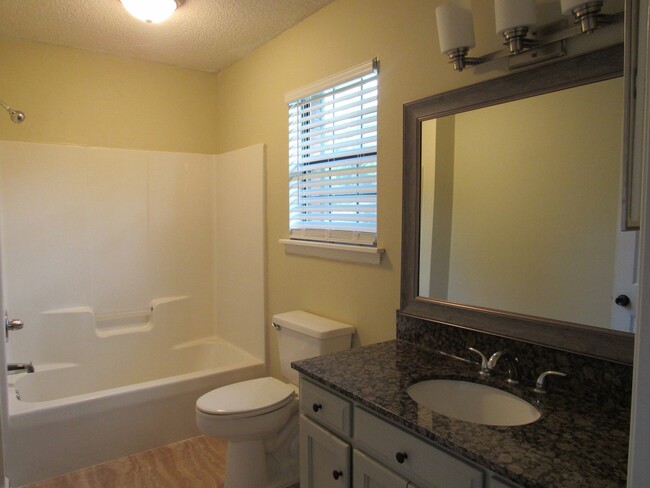 Building Photo - 3 Bedroom Home in Lakeland!