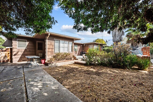 Building Photo - No back house!