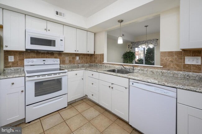 Building Photo - 339 Woodlake Dr