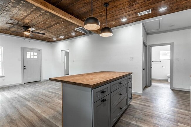 Building Photo - Beautifully remodeled single family home, ...