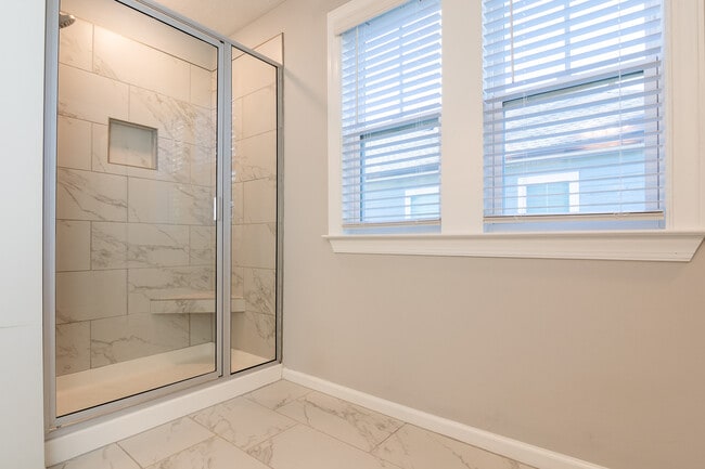 Building Photo - 811 Lillian Pk Dr