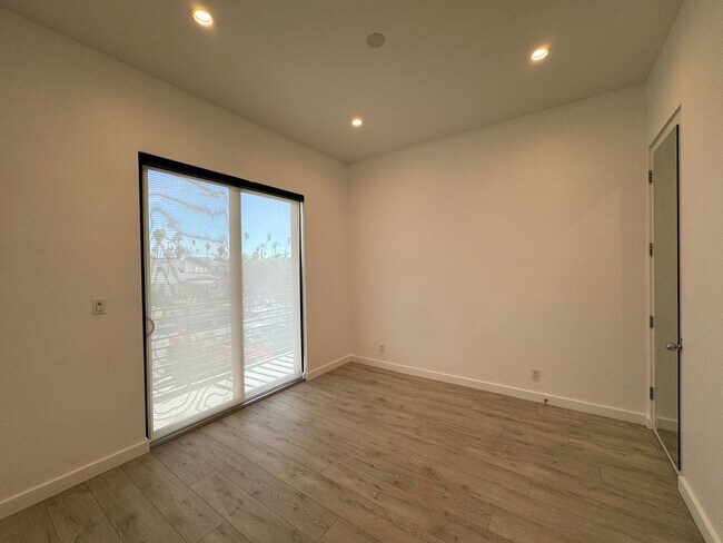Building Photo - Five Bedroom/Four Bathroom Luxury House in Koreatown