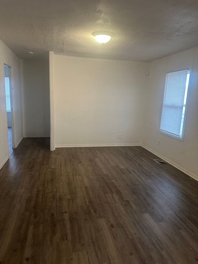 Building Photo - 3 bed 1 bath home steps from schools