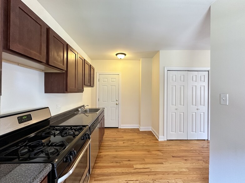 Building Photo - 938 W Cornelia Ave