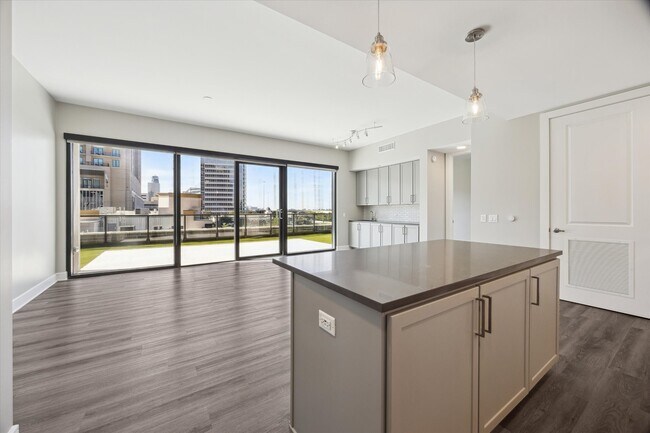 Building Photo - 9757 Katy Fwy