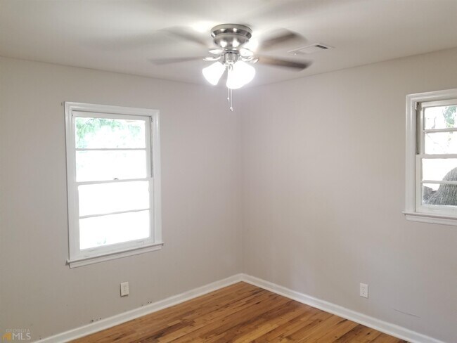 Building Photo - 2581 Oak Cir