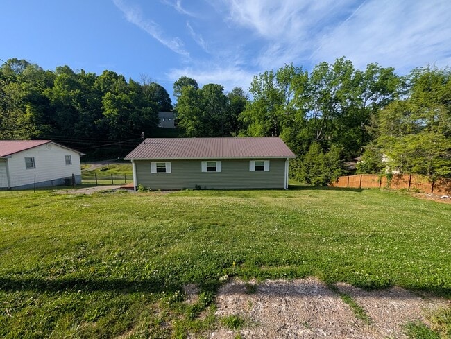 Building Photo - 879 Poor Farm Rd
