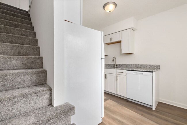 Building Photo - Lakehurst Quad