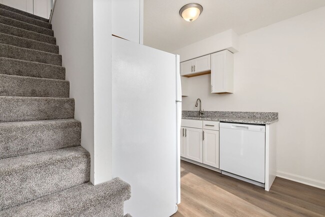 Building Photo - Spacious Duplex in Johnson County - Available December 15