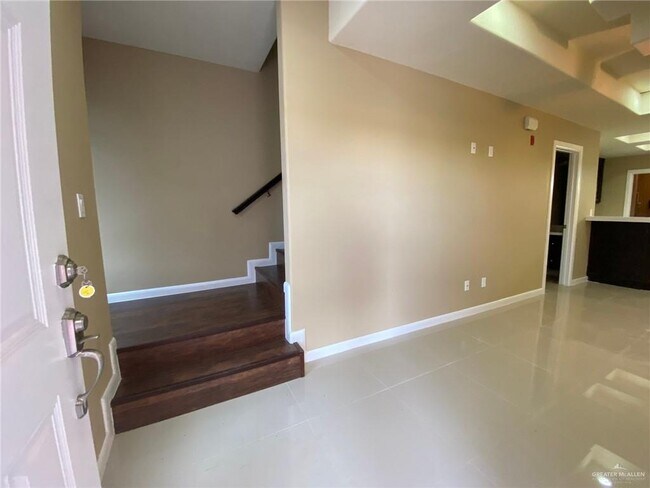 Building Photo - 1204 E Pineridge Ave