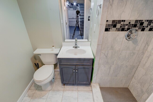 Building Photo - 1409 N Hawthorne Ln