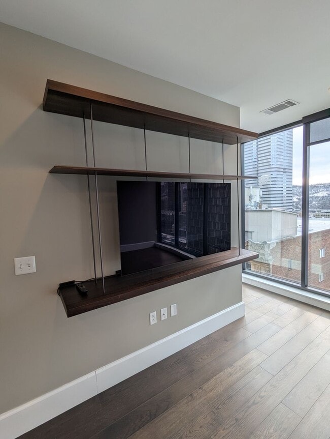 Building Photo - 1 Bedroom 1 Bathroom Condo in Downtown Pittsburgh
