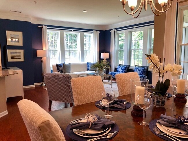 Building Photo - 130 University Ave