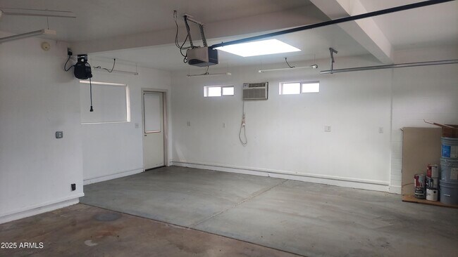 Building Photo - 1609 W Lawrence Rd