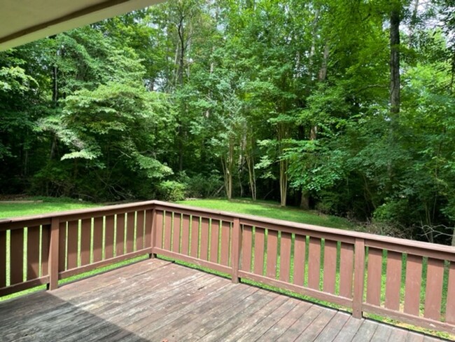 Building Photo - 3 bed, 2 full bath home located in Ashebor...