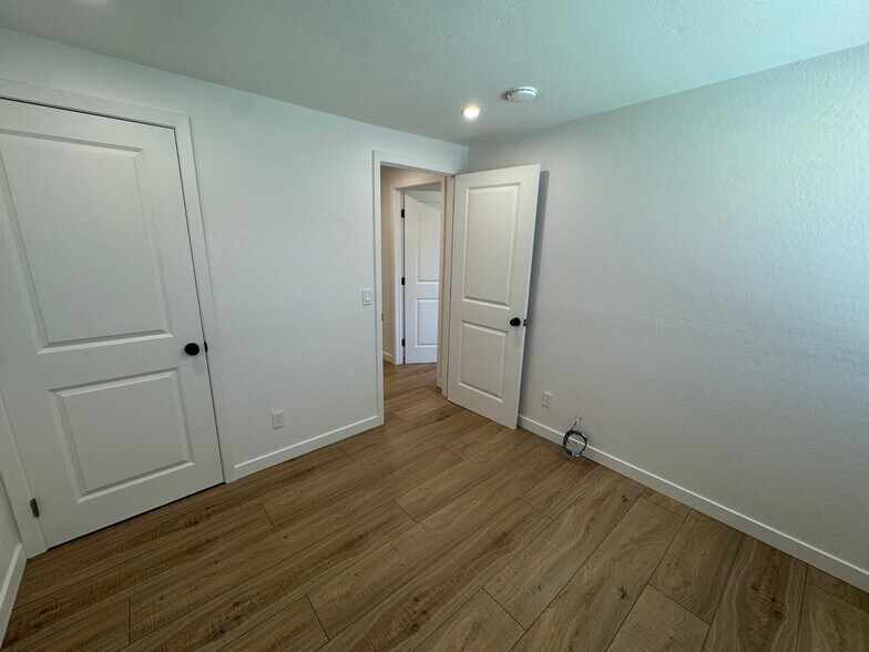 Building Photo - 2204 Lausett Ave