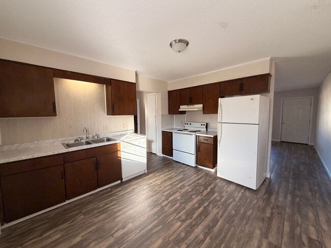 Building Photo - 1502 S Commerce Ave