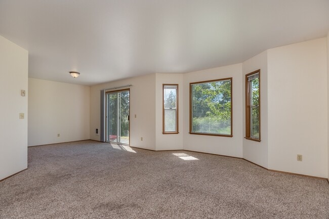 Building Photo - 3 Bedroom Townhome