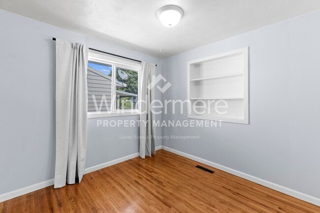 Building Photo - Welcome to this charming 3-bedroom, 1-bath...