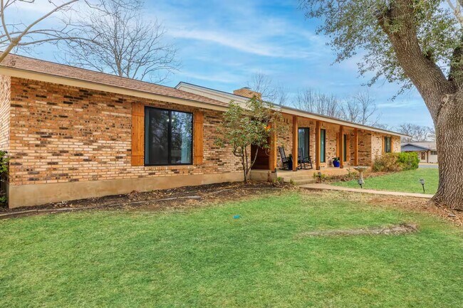 Building Photo - 3 Bed, 3 Bath Home with Expansive Kitchen, Two Living Areas & Private Suite