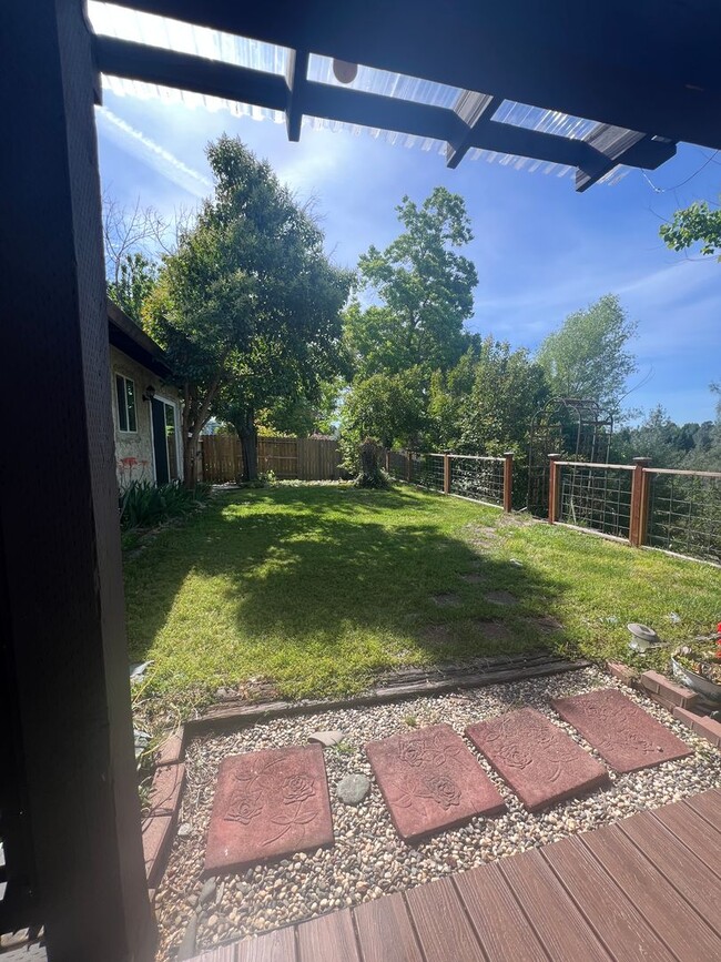 Building Photo - Beautiful Updated West Redding Home!
