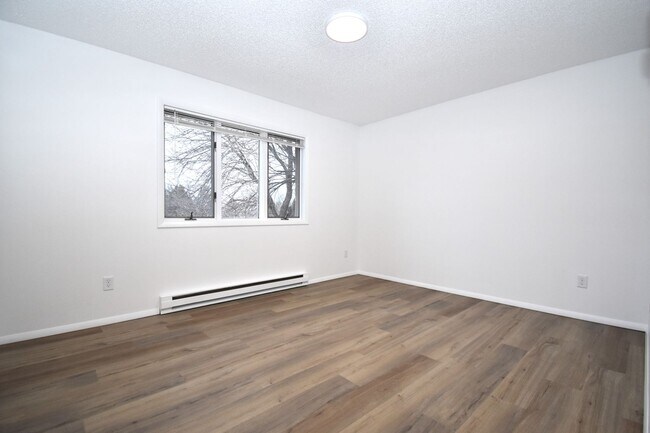 Building Photo - Newly Renovated! Top floor apartment! Close to MSU and downtown!
