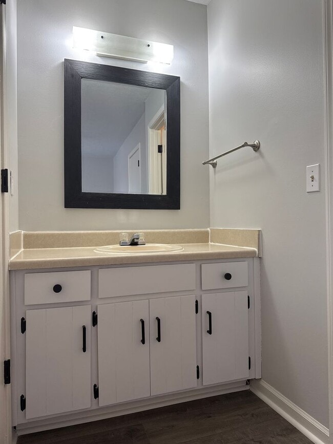 Building Photo - Updated 3BR Home Near Percy Priest & Airport – Fenced Yard & Easy Commute