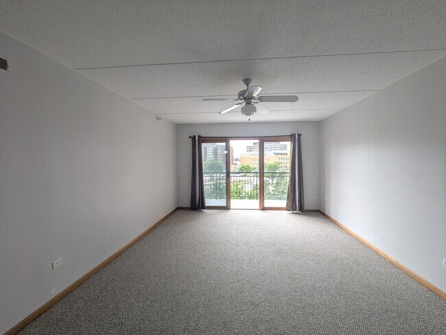 Building Photo - 650 S River Rd
