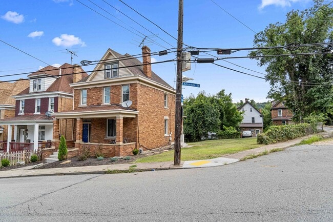 Building Photo - 4 Bed 1 Bath Single Family Home