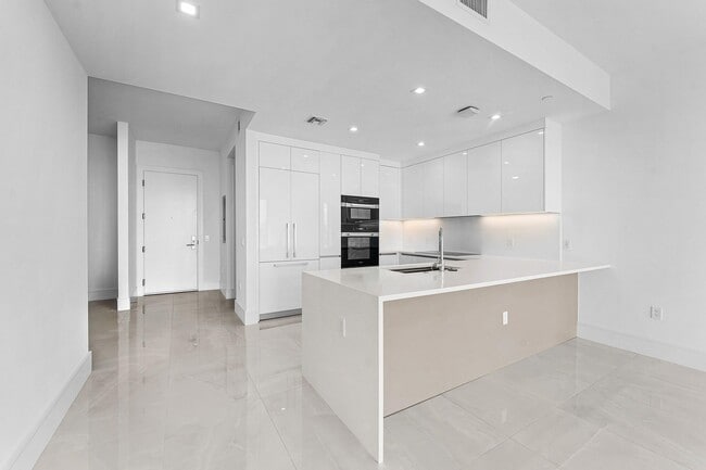 Building Photo - 220 Lake Shore Dr