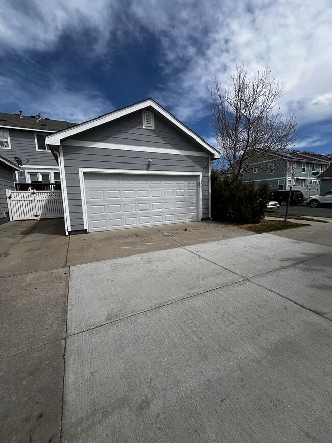 Building Photo - Grant Ranch 3 Bedroom 2.5 Bathroom Townhome available NOW!
