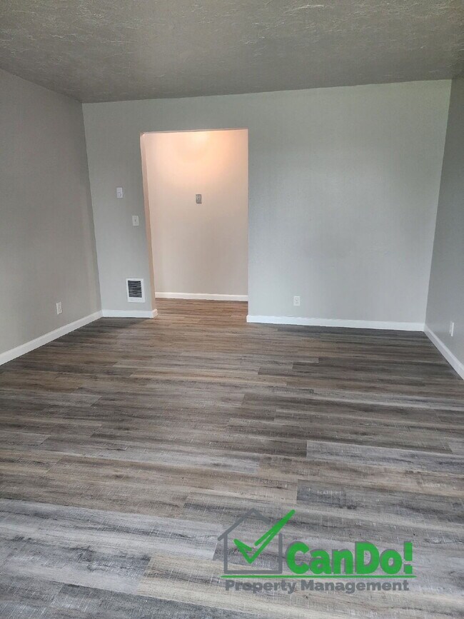 Building Photo - Newly remodeled 2 bedroom, 1 bathroom apartment in Blackfoot with Fiber Internet- Available in Oc...