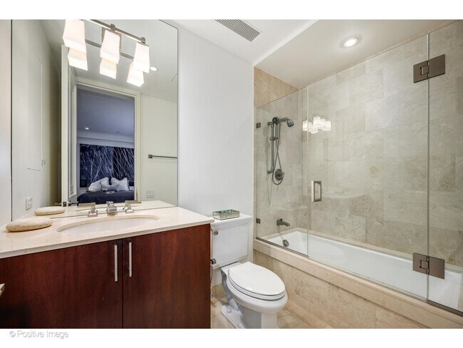 Building Photo - 159 E Walton Pl