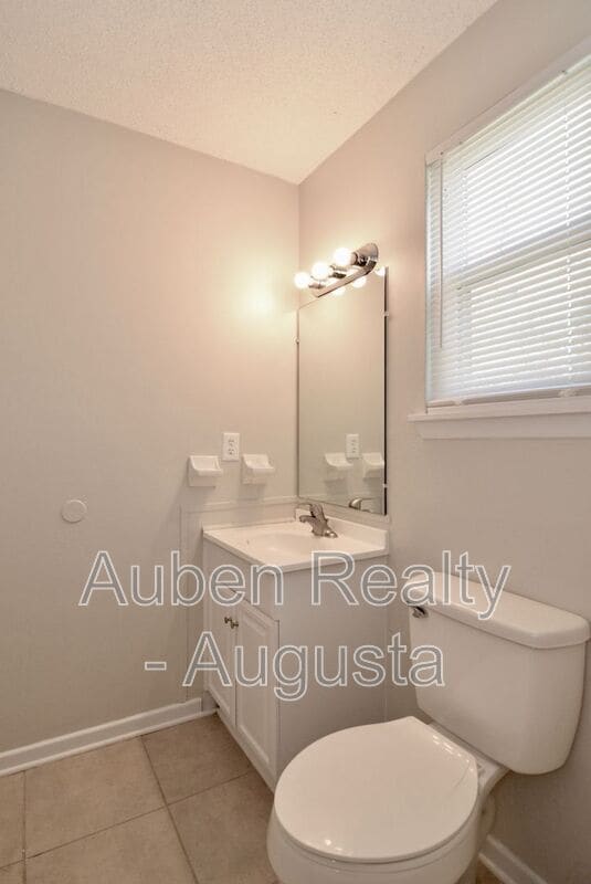 Building Photo - 2317 Hiwatha Dr