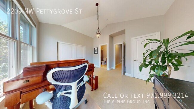 Building Photo - 2209 NW Pettygrove St