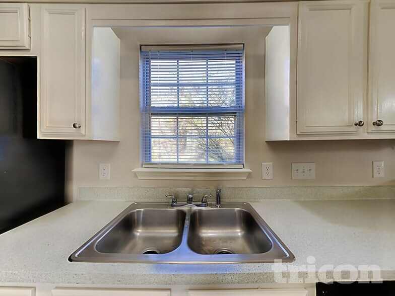Building Photo - 1606 Oak Knoll Ln