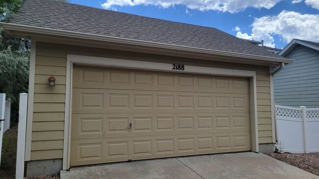 Building Photo - Single Family 3 Bed, 2.5 Bath Home - Avail...