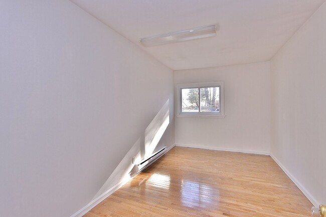Building Photo - Large 4 bedroom, 2 bath home for rent in R...