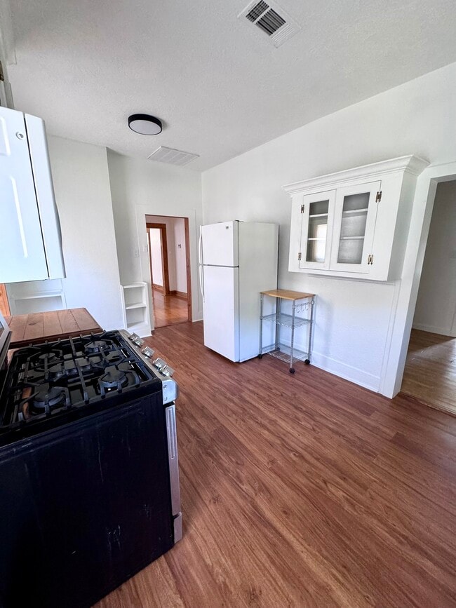 Building Photo - 311 N Division St