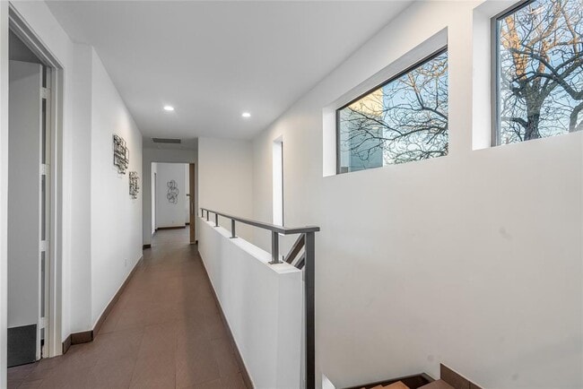 Building Photo - 118 Tuam St